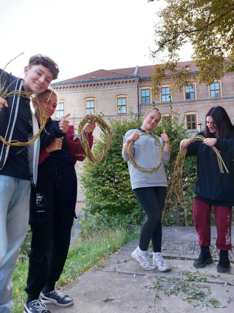 Schulsprengel nagelt den Herbst an die Tür