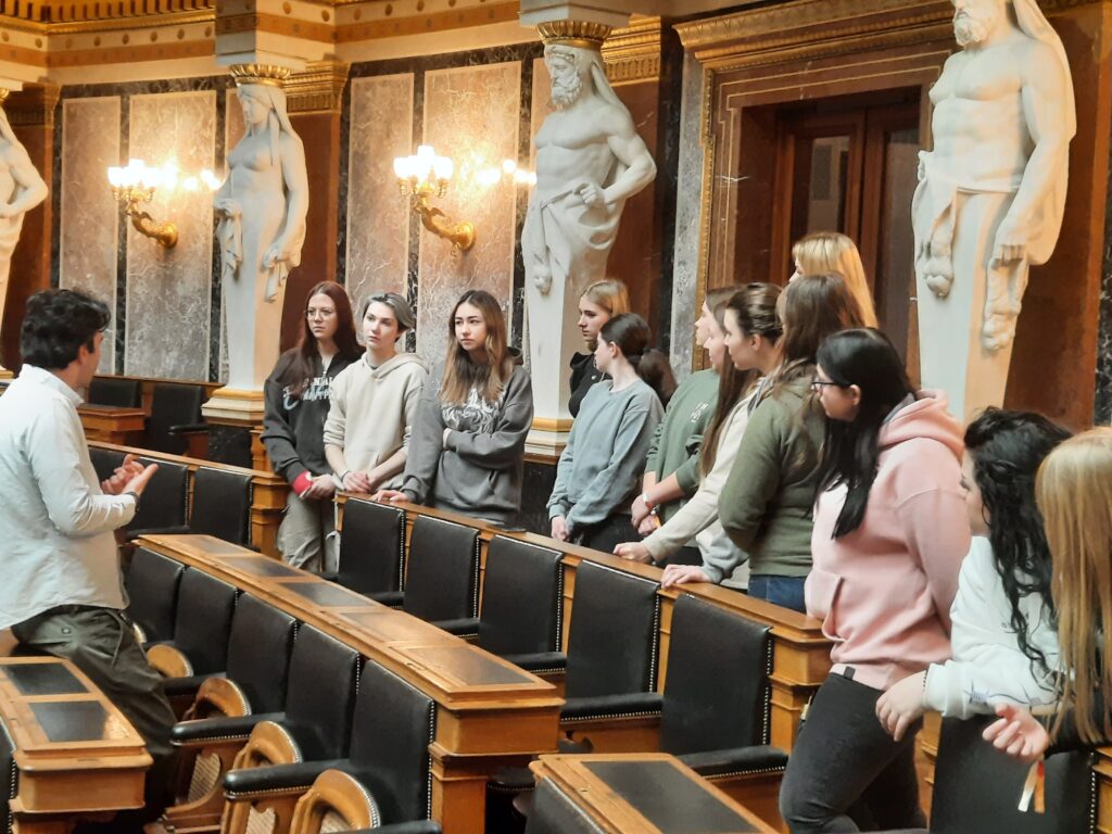 Spannender Ausflug ins politische Herz – Schulbesuch im Parlament