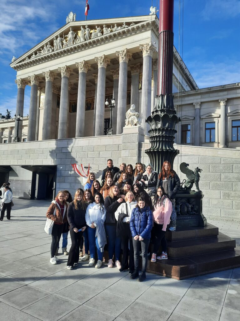 Spannender Ausflug ins politische Herz – Schulbesuch im Parlament