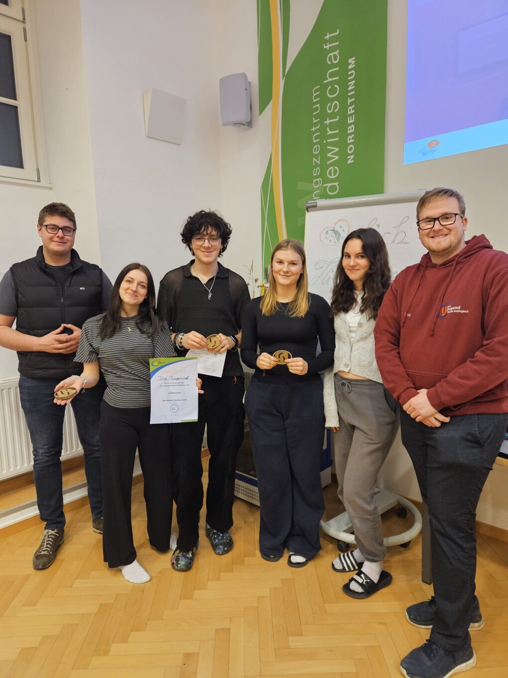 Hoch und runter, quer durchs Schulhaus – LJ Schulrallye Hoch und runter, quer durchs Schulhaus – LJ Schulrallye