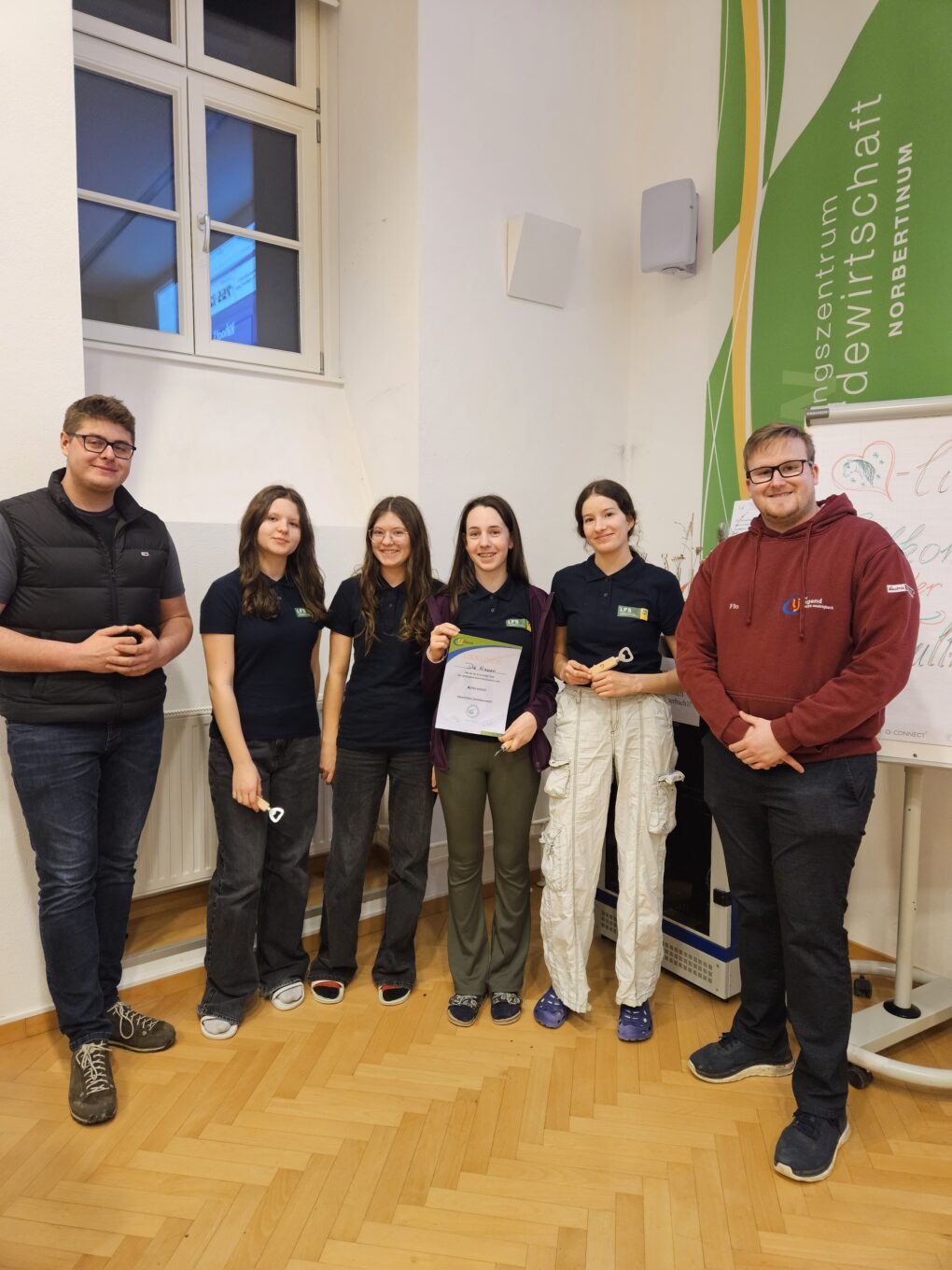Hoch und runter, quer durchs Schulhaus – LJ Schulrallye Hoch und runter, quer durchs Schulhaus – LJ Schulrallye