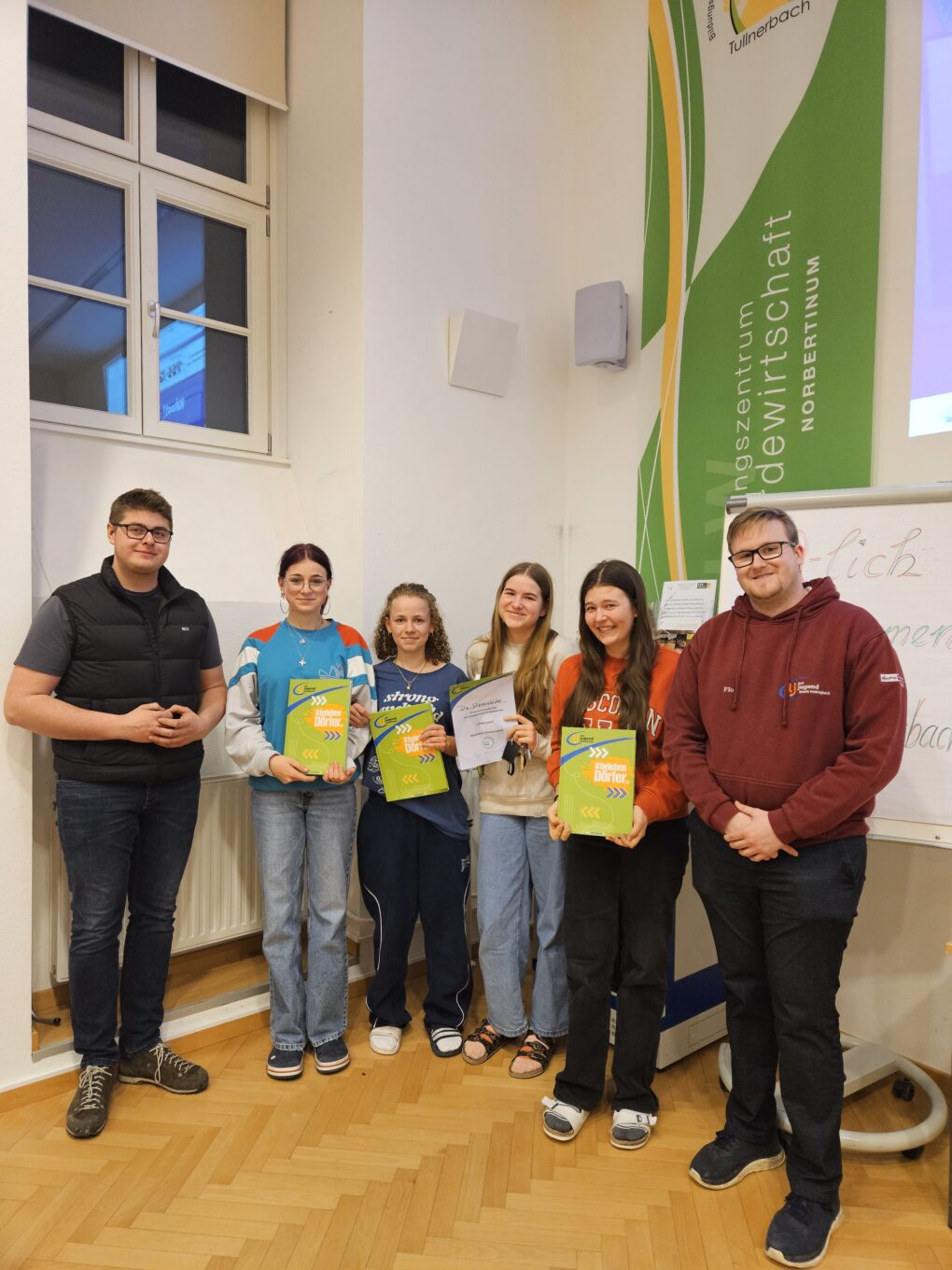 Hoch und runter, quer durchs Schulhaus – LJ Schulrallye Hoch und runter, quer durchs Schulhaus – LJ Schulrallye