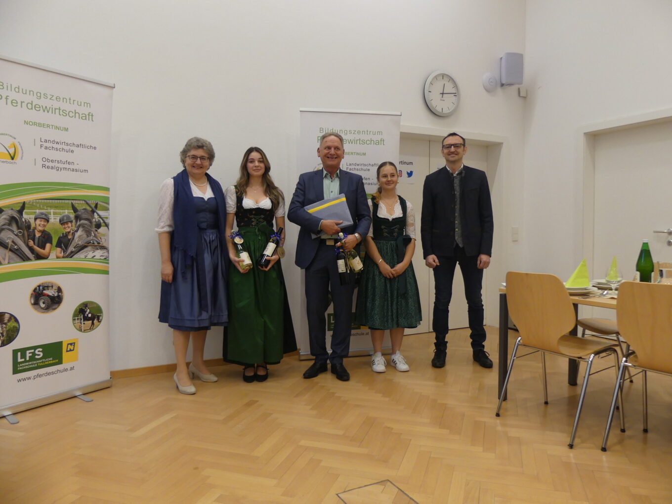 Berufsausbildung mit Matura: Erfolgreicher Abschluss im Schwerpunkt Pferdewirtschaft Berufsausbildung mit Matura: Erfolgreicher Abschluss im Schwerpunkt Pferdewirtschaft